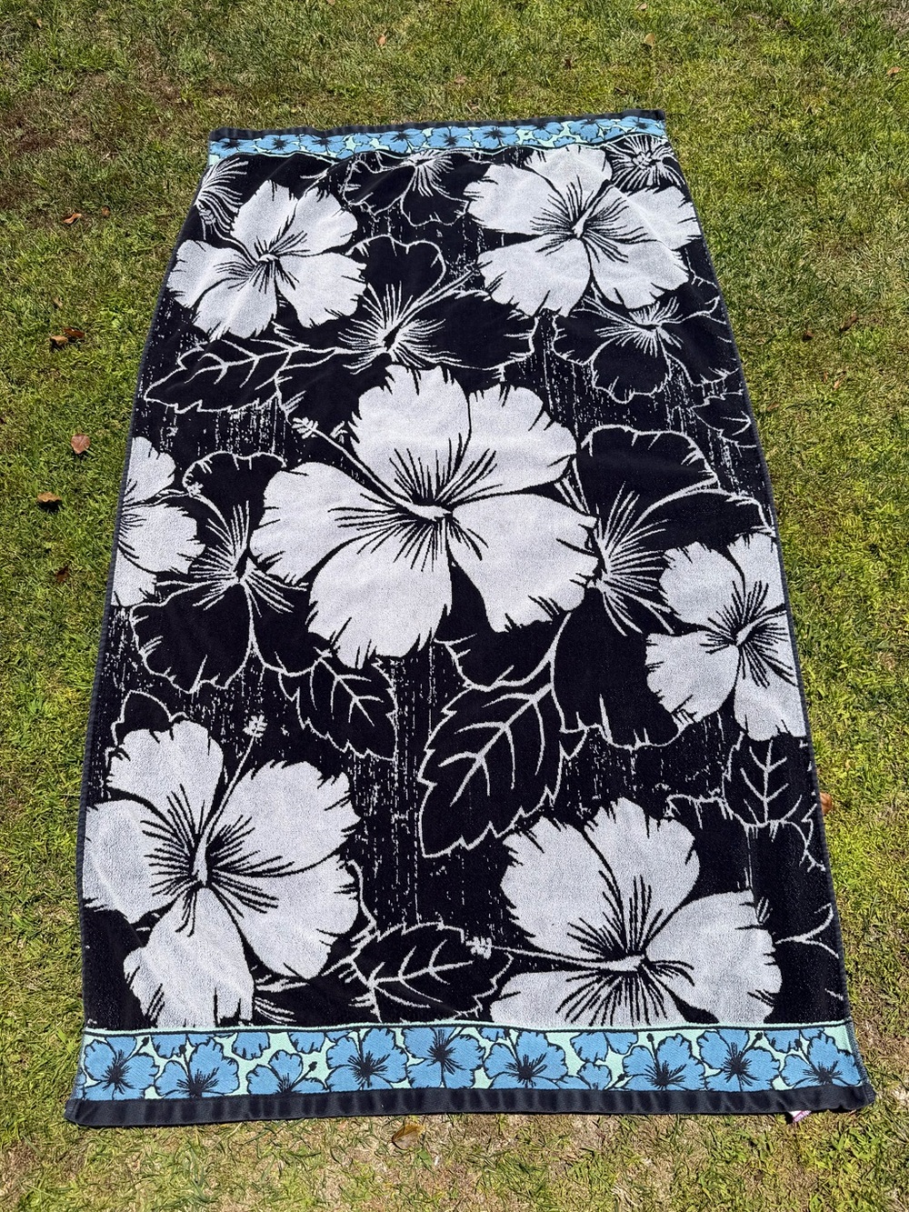 Kirkland Hawaiian Hibiscus Egyptian Cotton Large Beach Towel Black Gray 37x66